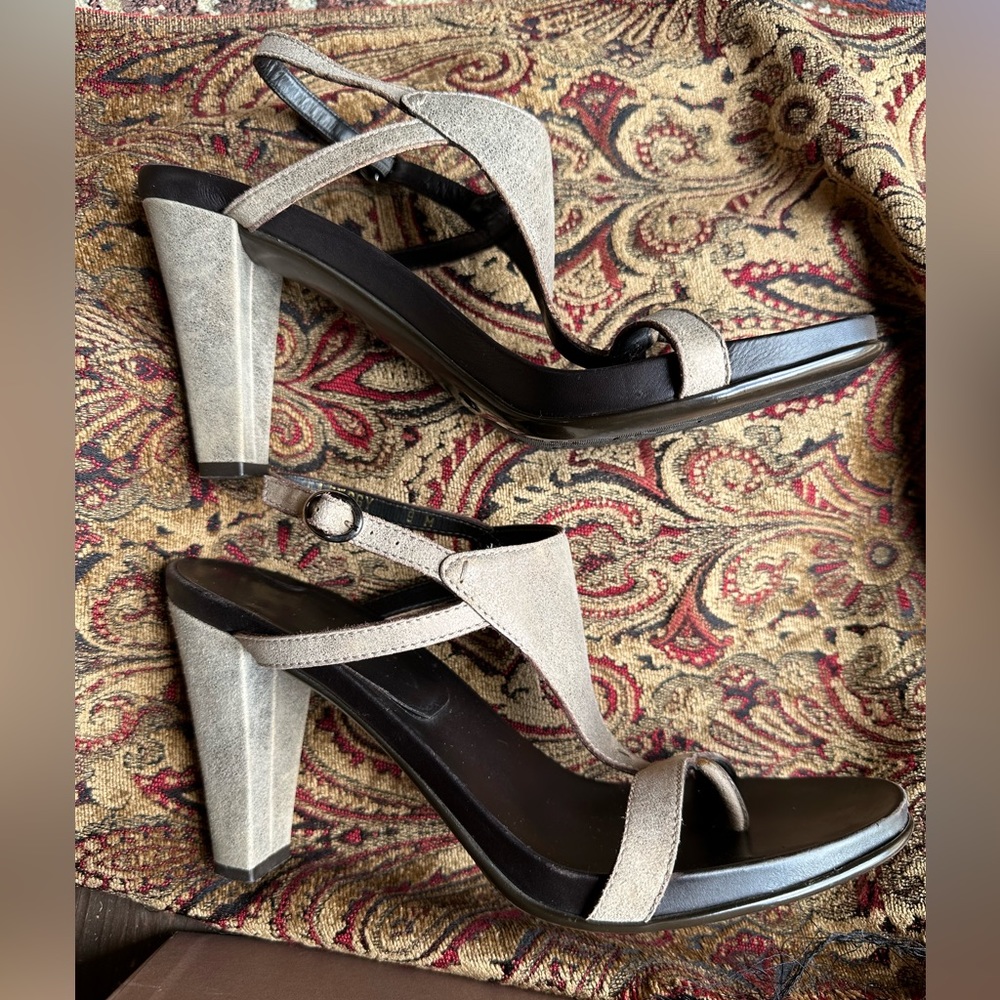 Made in Italy. Donald J Pliner brand heeled sandal.